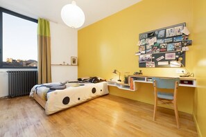 5 dormitoris, planxa i posts de planxar i un bressol de viatge 