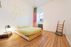 5 habitaciones, tabla de planchar con plancha, cuna de viaje y internet 