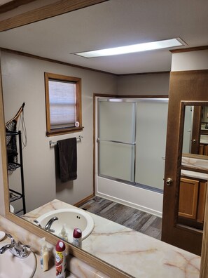 Combined shower/bathtub, hair dryer, towels