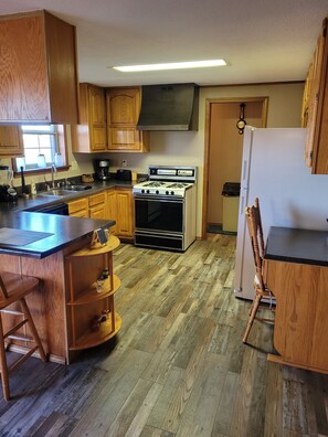 Kjøleskap, mikrobølgeovn, ovn og kokeplater