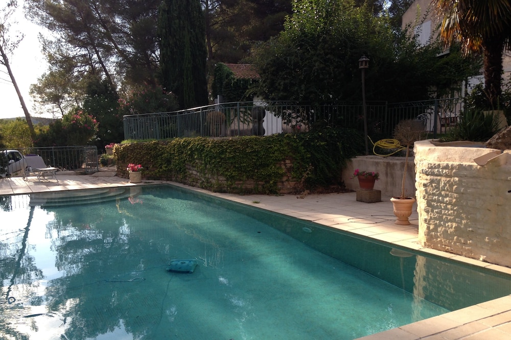 At the foot of Sainte Victoire site a few kilometers from Aix en Provence property 1. 5Ha