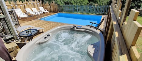 Utomhuspool och uppvärmd pool