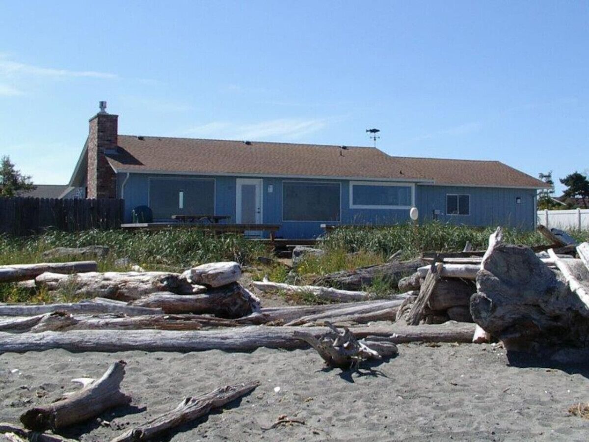 3 Crabs Beach House - Overlooking Dungeness Bay on beautiful shorefront
