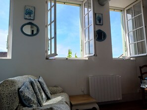 TV, peis, DVD-spiller og bøker