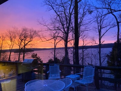 Charming Waterfront Cottage with Peaceful and Relaxing Setting.