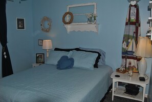 3 bedrooms, desk, iron/ironing board, free WiFi - Charming Waterfront Cottage with Peaceful and Relaxing Setting. (Cadiz)