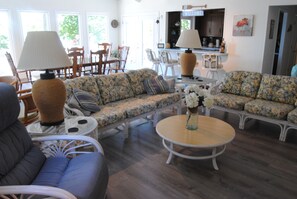 Smart TV, fireplace, DVD player, books - Charming Waterfront Cottage with Peaceful and Relaxing Setting. (Cadiz)