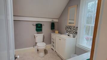 Combined shower/tub, hair dryer, towels
