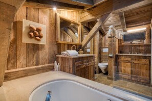 Bathtub, eco-friendly toiletries, hair dryer