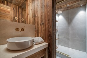 Badewanne, umweltfreundliche Kosmetikartikel, Haartrockner