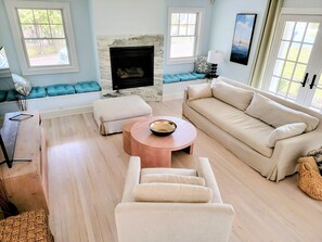 TV connectée, cheminée, livres, chaîne hi-fi