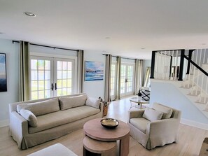 TV connectée, cheminée, livres, chaîne hi-fi