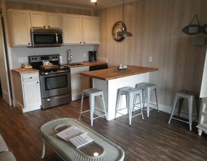 Fridge, microwave, oven, stovetop - Renovated 1 Bed/1 Bath Ocean Villa on Marsh. 2025-26 Snowbird Monthly Rate 1700 (Hilton Head Island)