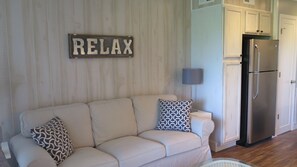 Smart TV, DVD player, video library, stereo - Renovated 1 Bed/1 Bath Ocean Villa on Marsh. 2025-26 Snowbird Monthly Rate 1700 (Hilton Head Island)