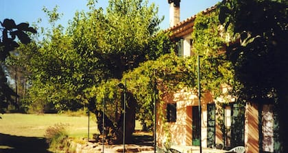 Les Messugues, Mas provençal typique avec piscine partagée, nature, calme