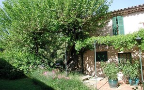 Property grounds - Les Messugues, typical Provencal farmhouse with shared pool, nature, peace (flayosc)