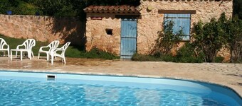 Les Messugues, tipica fattoria provenzale con piscina in comune, natura, tranquillità