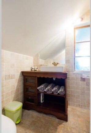 Secador de cabelo, toalhas de banho