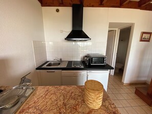 Kjøleskap, ovn, kokeplater og oppvaskmaskin