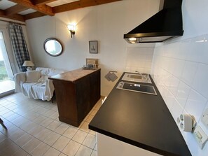 Een koelkast, een oven, een kookplaat, een vaatwasser