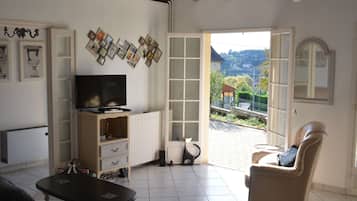 Een televisie en boeken