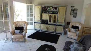 Een televisie en boeken