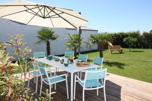 Outdoor dining - House Bungalow 8p. any comfort near center and beaches, closed garden. St Denis (Saint-Denis-D'oléron)