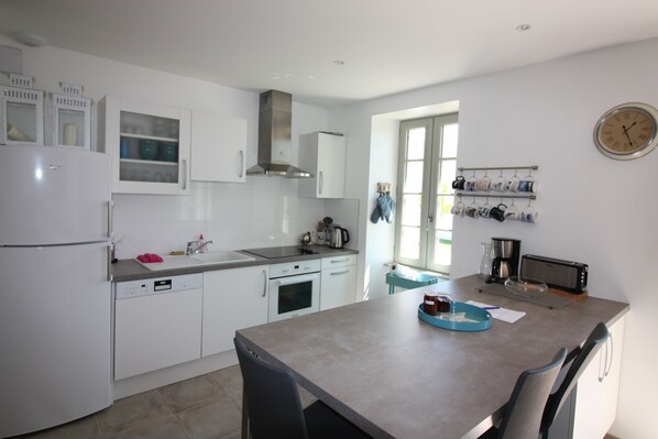 Fridge, microwave, oven, stovetop - House Bungalow 8p. any comfort near center and beaches, closed garden. St Denis (Saint-Denis-D'oléron)