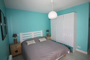 4 bedrooms, iron/ironing board, travel cot, WiFi - House Bungalow 8p. any comfort near center and beaches, closed garden. St Denis (Saint-Denis-D'oléron)