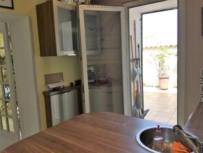 Een koelkast, een microgolfoven, een oven, een kookplaat