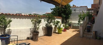 House, large terrace, 2 bedrooms, near old port and train station, sleeps 6