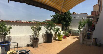 House, large terrace, 2 bedrooms, near old port and train station, sleeps 6