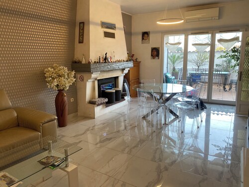 House, large terrace, 2 bedrooms, near old port and sncf, and wasteland 6 people