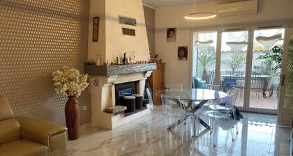 House, large terrace, 2 bedrooms, near old port and sncf, and wasteland 6 people