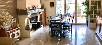 House, large terrace, 2 bedrooms, near old port and train station, sleeps 6