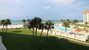 Ein Resort mit Pool, Palmen und Meerblick.