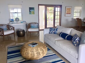 Smart-tv, böcker och en stereo