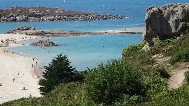 A coastal beach with rocky outcrops, clear blue waters, and a sandy shore. - Comfortable apartment, close to Perros-Guirec and Ploumanac'h beaches (Perros-Guirec)
