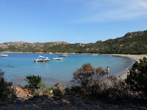Playa en los alrededores y camastros 
