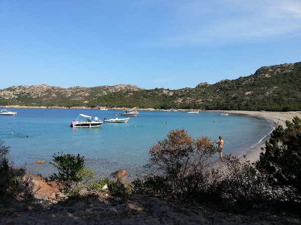 Plage à proximité, chaises longues