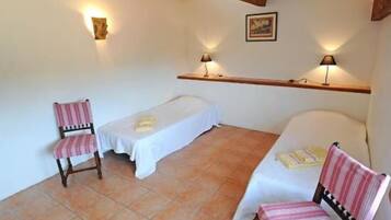 3 slaapkamers, een strijkplank/strijkijzer, reisbedje, wifi