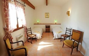 3 bedrooms, iron/ironing board, travel crib, WiFi - House with terrace and pool in Béziers, countryside, near Canal du Midi (Beziers)