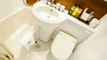 Combined shower/bathtub, free toiletries, hair dryer, slippers