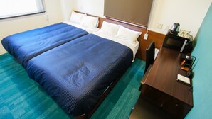 A hotel room with a double bed, a desk, and a window. - Hotel Livemax, Hashima Ekimae (Hashima)