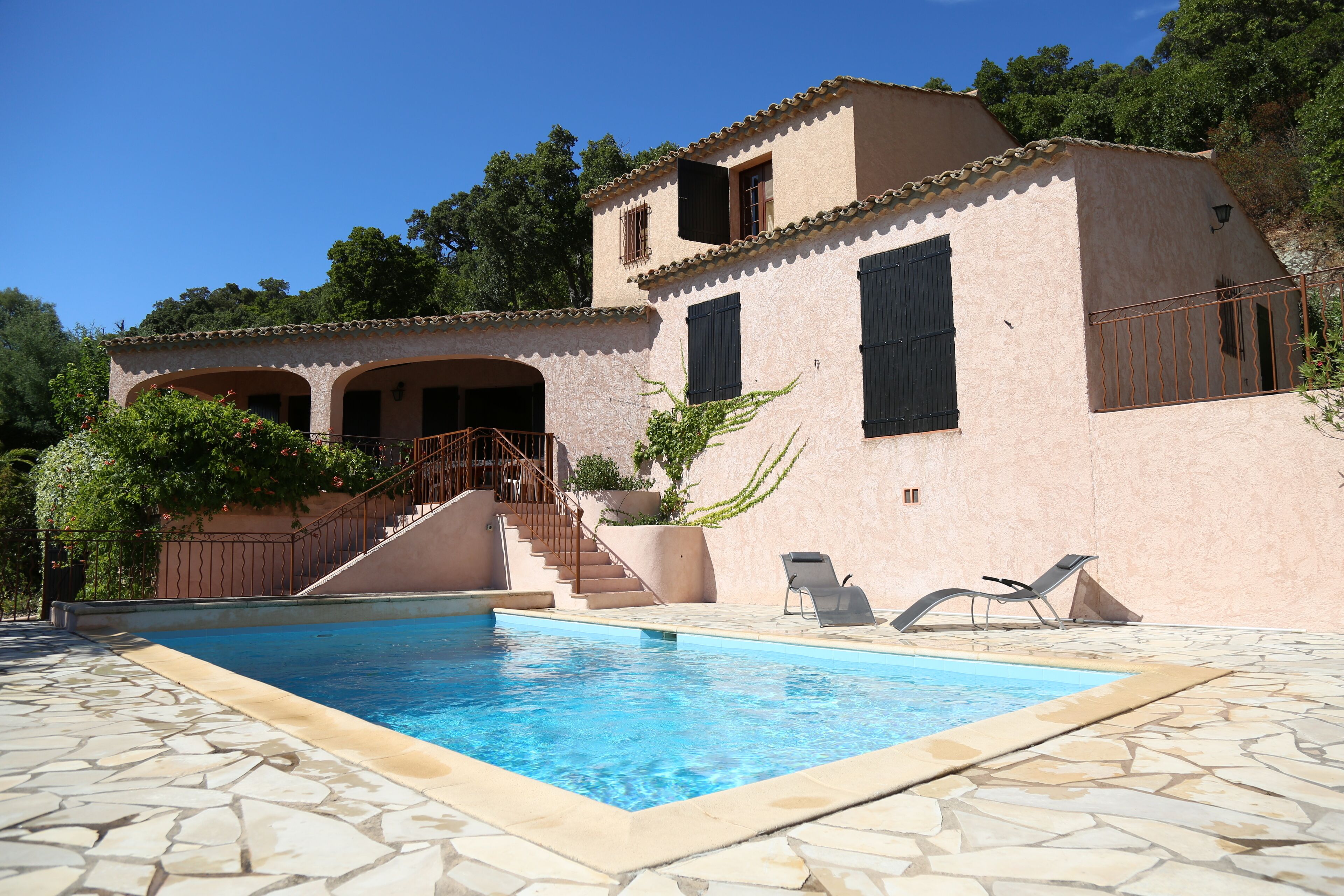 Sea view villa 20km from Saint Tropez, heated pool, air-conditioned rooms