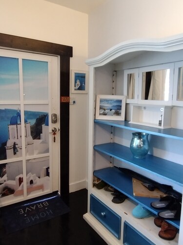 1920 Beach cottage. 2 blocks walk to the beach.  Cable, Washer & Dryer.