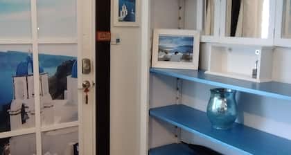 1920 Beach cottage. 2 blocks walk to the beach. Cable, Washer & Dryer.