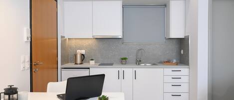 Refrigerador, cafetera y tetera y utensilios de cocina