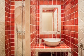 Shower, towels
