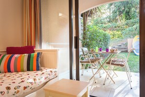 1 quarto, ferros/tábuas de passar roupa, roupa de cama